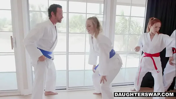 MILF ebano con GRANDI TETTE riceve un bel massaggio oleoso