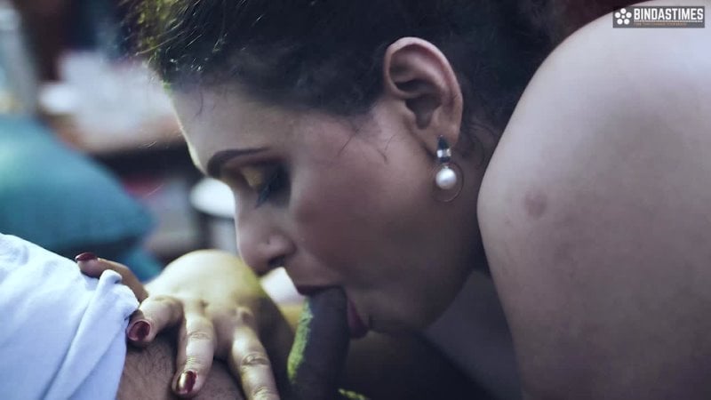 L'insegnante di yoga indiana Desi con grandi tette offre a uno dei suoi studenti di scoparla